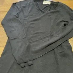 黒のVネック長袖カットソー