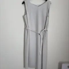 ライトグレー ノースリーブ ひざ丈ワンピース　フォーマル