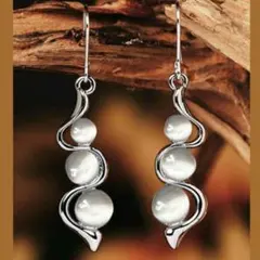 スワールデザインホワイトビーズピアス　カジュアル　エレガント　個性的　お洒落