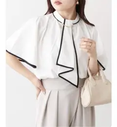 最終値下美品6490円ナイスクラップ大人キレイめピンブローチ付き 半袖 ブラウス