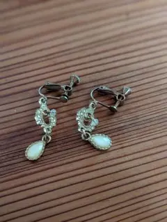 メルカリ最安値価格！ヴィンテージ　シルバー ホワイト ドロップ型 イヤリング