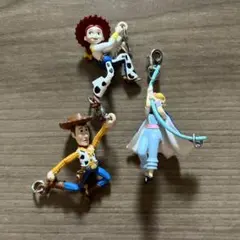 トイストーリー ゆらゆらつながるマスコット ウッディ ジェシー ボーピープ