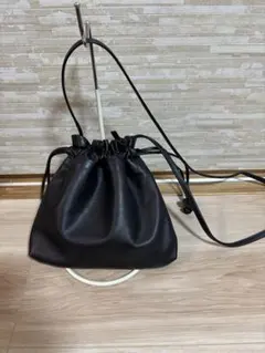 北欧暮らしの道具店　仕分け上手なレザーの巾着ショルダー　ポシェット　ブラック