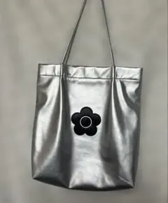 MARY QUANT デイジーパッチ ソフトトート　シルバー