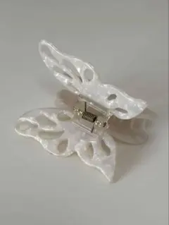 蝶デザイン ヘアクリップ パールホワイト