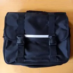 黒いナイロンバッグ 中型 ショルダーストラップ付き