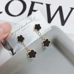再販♡ブラックシェルクローバー2連ピアス イヤリング