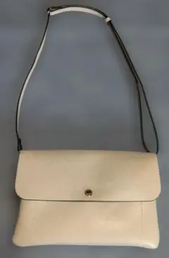 ベージュ フラップ式 ショルダーバッグ