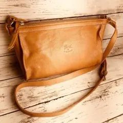 【美品、希少　美しい本革】IL BISONTE　ショルダーバッグ　ヌメ　バイソン