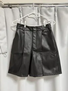 GU ジーユー　ブラック 合成皮革 タック入り ハーフパンツ