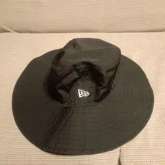 ニューエラ　ブラックバケットハット 調整可能ストラップ付き