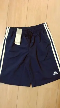 アディダス　ショートパンツ