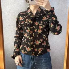 ヴィンテージ レトロ古着 ビッグカラーフリル花柄ブラウス くるみボタン 黒