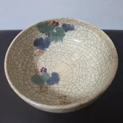 貫入（ひび割れ模様）の入った草花が描かれた茶碗