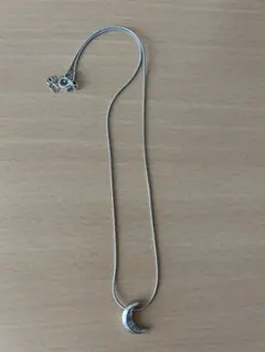 三日月型 ペンダント　ネックレス　ムーン