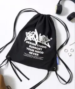 ストリートロゴプリントとワンポイントロゴ刺繍の2WAYリバーシブル ナップサック