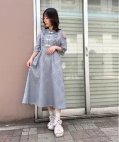 axes femme POETIQUE　チャイナボタン肩あきワンピース