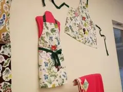 ミモザと蜂の刺繍エプロン 2枚セット ミモザと蜂の刺繍エプロン 2枚セット - メルカリ