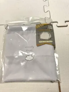 【新品未使用】雲の刺繍付き　ランチ巾着　薄いブルー