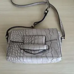 クロコダイル風ショルダーバッグ　ピンクベージュ