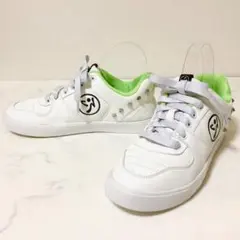 極美品✨ZUMBA　ズンバ　スタッズ付　スニーカー　ダンス　フィットネス　23のサムネイル