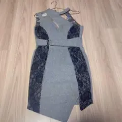 グレーのレースタイトドレス