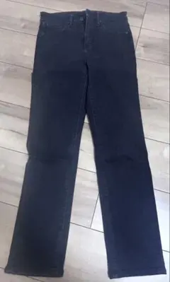 黒のスキニーパンツ デニム素材
