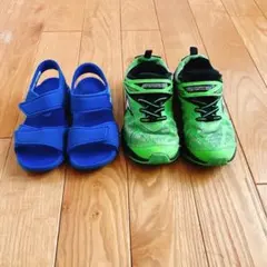 青と緑のキッズシューズ