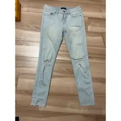 ユニクロ ライトブルー スキニーデニム 膝ダメージ