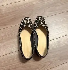 ベージュ フラットシューズ
