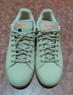 adidas Aditech ベージュ スニーカー