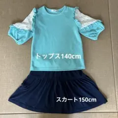半袖Tシャツと紺色スカート
