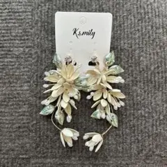 ブライダルイヤリング　イヤリング　大ぶり　フラワー　小枝　ホワイト　ブライダル