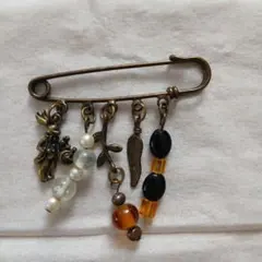 アリスのうさぎの安全ピン型ブローチ 5つのチャーム付き