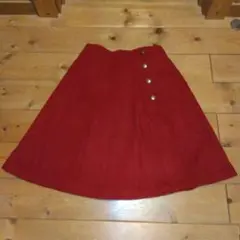 赤のスカート 金ボタン付き