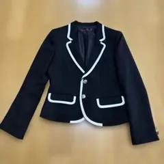 黒のブレザー 白のパイピング付き