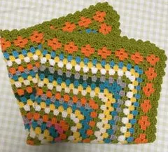 手編み　グラニースクエアのマルチカバー　ブランケット　ひざ掛け