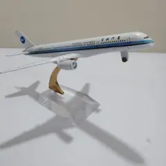 B757-200 FAT 1/400ダイキャストモデル　遠東航空　展示ケース付き B757-200 FAT 1/400ダイキャストモデル 遠東航空 展示ケース付き