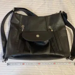 黒 ショルダーバッグ フラップポケット付き