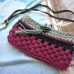 極美品■ハンドメイドかぎ針編みバッグ■ラズベリーマゼンダ　ポシェット　サコッシュ