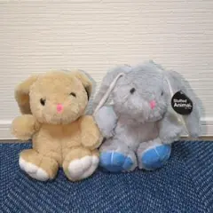 ベージュとグレーのウサギぬいぐるみ