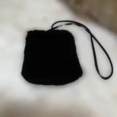 黒いファー素材のスマホショルダーバッグ