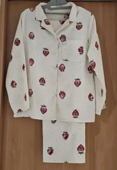 サテン　イチゴ柄パジャマ