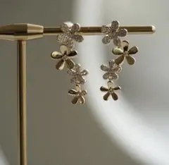 花モチーフ ゴールド イヤリング