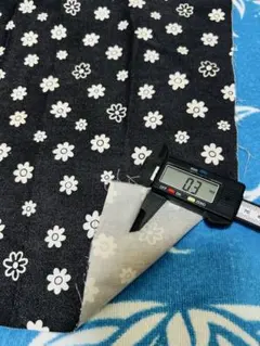 【ハギレ】黒　花　布　生地