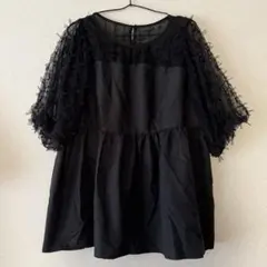 フリル付き黒トップス 透け感あり