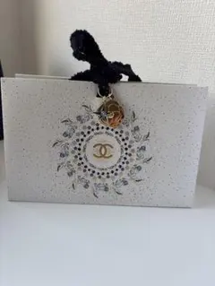 シャネル　2025 ホリデーギフト　限定　チャーム　ボックス　ホワイト
