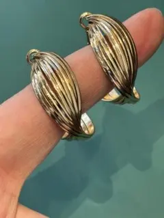 美しい金色ストライプ模様のフープピアスゴールドトーン　流れ流ようなデザインが素敵