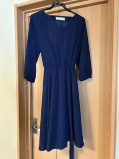 ネイビー刺繍付き七分袖ワンピース