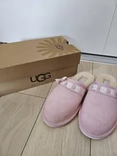 UGG ピンク リボン付き サボサンダル